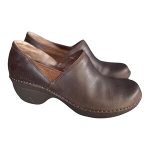 Merrell Womenโs Emma Brunette Colored Leather Clogs Size-6.5